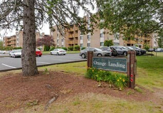 155 Bull Hill Ln, Unit 209 in West Haven, CT - Foto de edificio - Building Photo