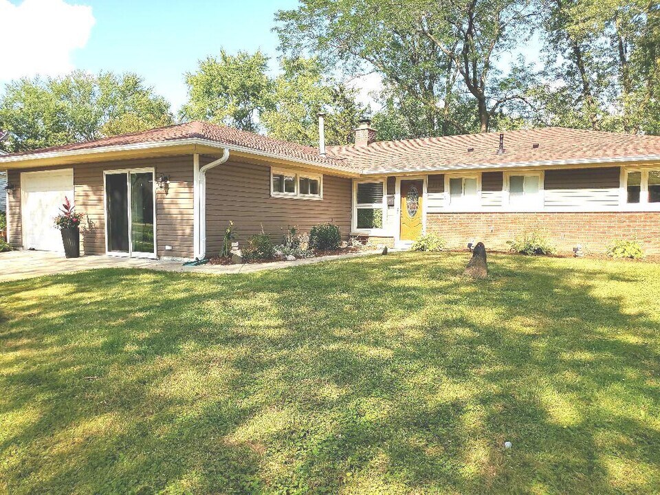 111 Westover Ln in Schaumburg, IL - Building Photo