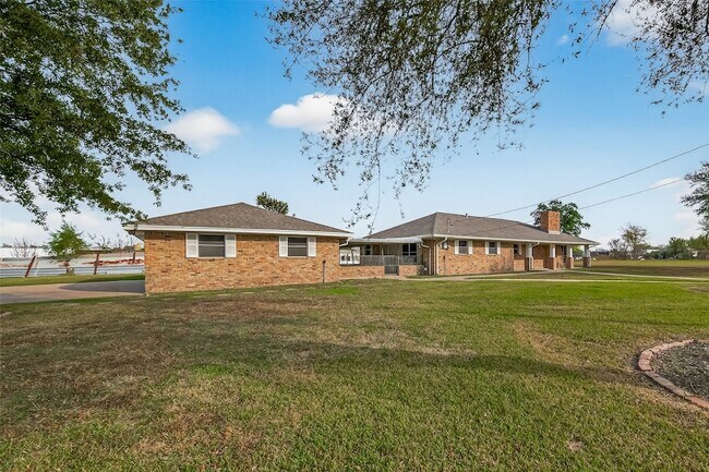 10645 Oak Brook Dr in Houston, TX - Building Photo - Building Photo