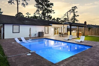 12115 Wood Forest Dr in Houston, TX - Building Photo - Building Photo