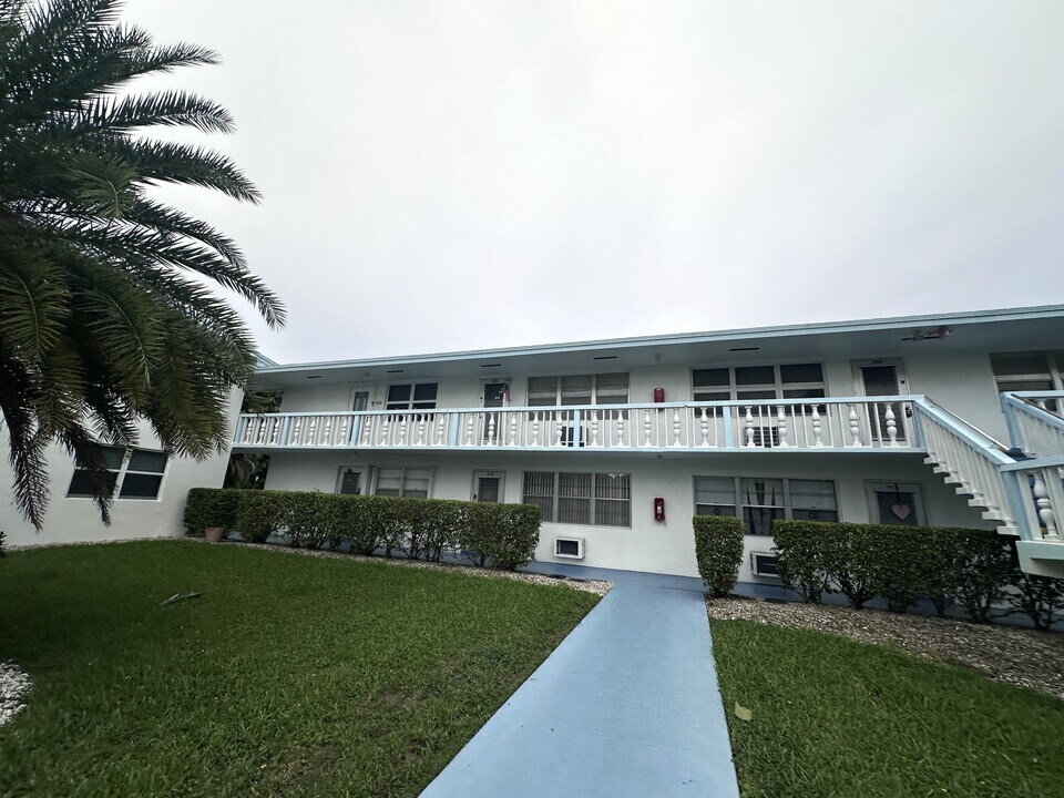 130 Dorchester E in West Palm Beach, FL - Building Photo