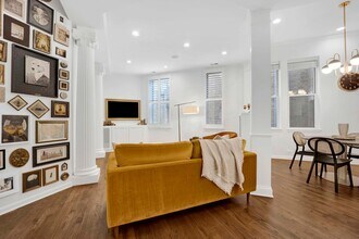 223 W Wisconsin St, Unit 3A in Chicago, IL - Building Photo - Building Photo