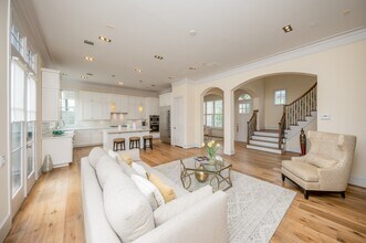 5410 Alder Cir in Bellaire, TX - Building Photo - Building Photo
