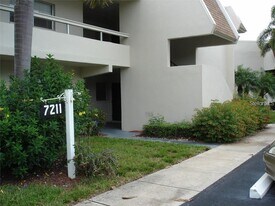 7211 W Country Club Dr N in Sarasota, FL - Building Photo
