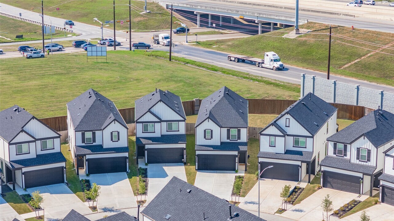 10515 Lancaster Frst Ln in Houston, TX - Building Photo