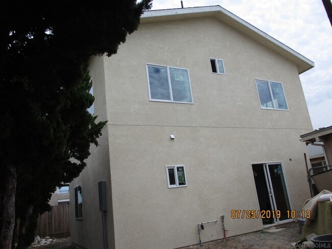 5448 Mary Ln Dr in San Diego, CA - Foto de edificio - Building Photo