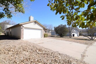 1910 Dickens Dr in Killeen, TX - Building Photo - Building Photo