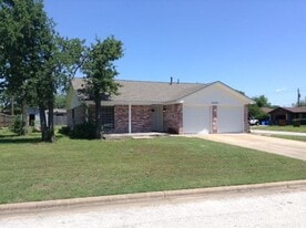3900 Windwood Cir in Bryan, TX - Building Photo