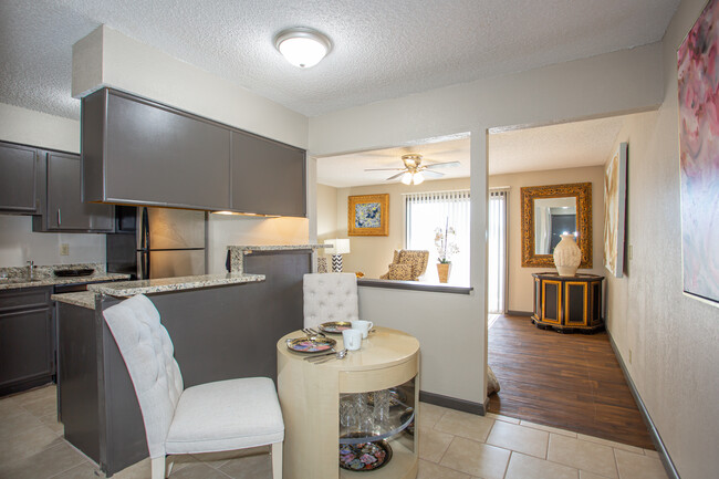 Magnolia Lake Apartments in Wichita, KS - Building Photo - Interior Photo