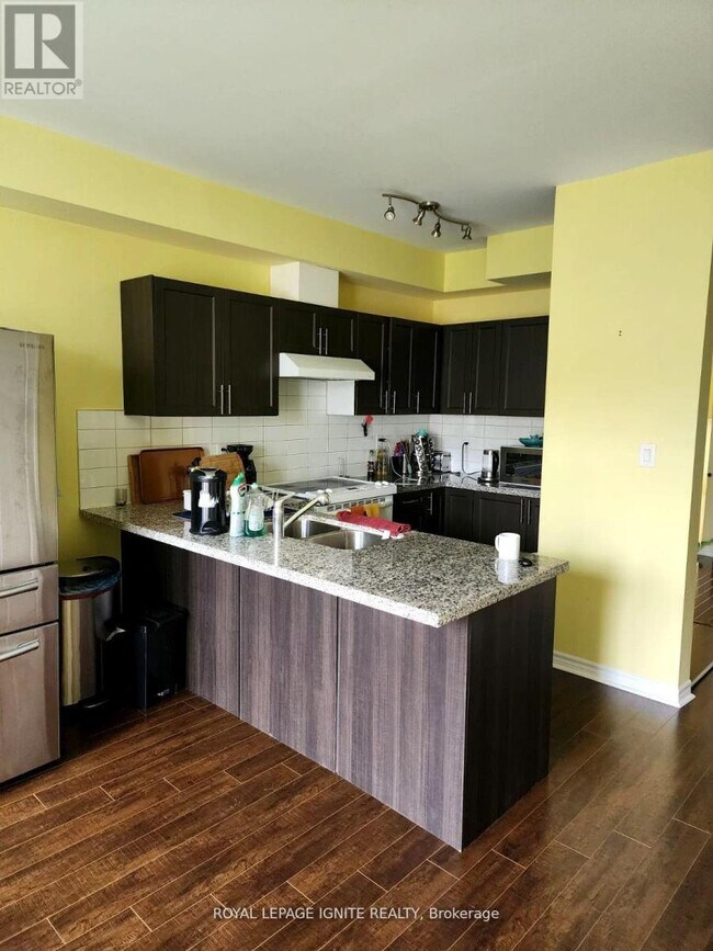 1355 Rathburn Rd E in Mississauga, ON - Building Photo - Building Photo