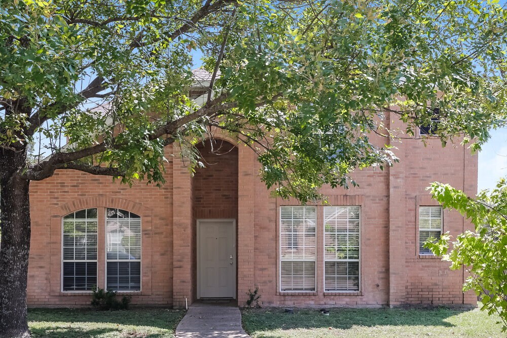 228 Pioneer Ct in Lancaster, TX - Building Photo