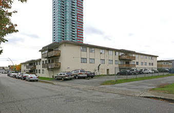 6645 Dow Ave in Burnaby, BC - Building Photo - Building Photo