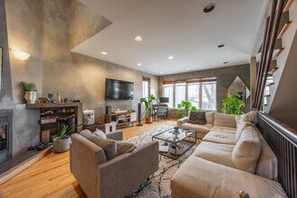 1220 W Augusta Blvd, Unit 2 in Chicago, IL - Building Photo - Building Photo