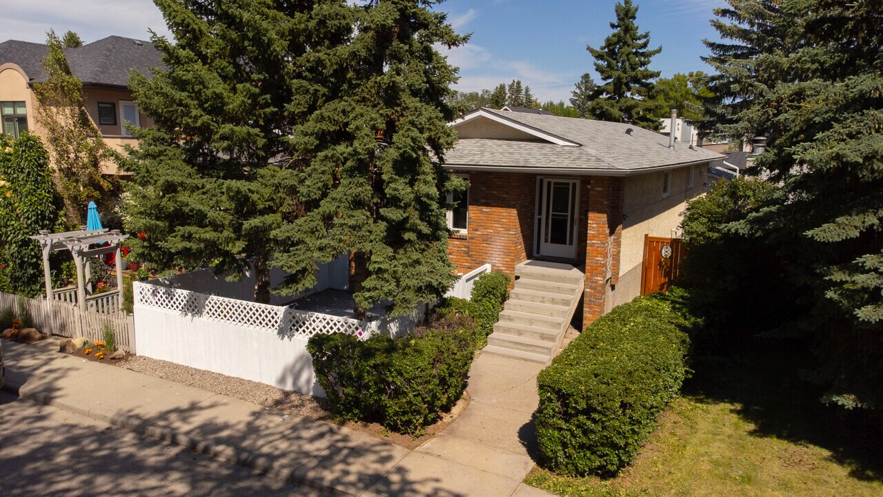 3316 2 St NW in Calgary, AB - Building Photo