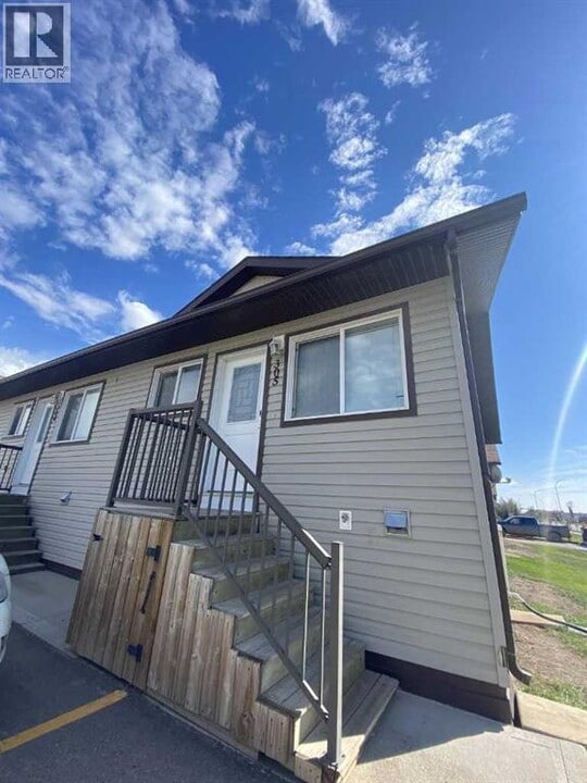 9225-9293 93 Ave in Grande Prairie, AB - Building Photo