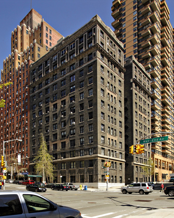 Della Robbia Apartments in New York, NY - Building Photo