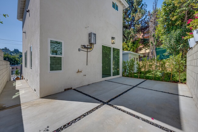 2611 Hyperion Ave in Los Angeles, CA - Building Photo - Building Photo