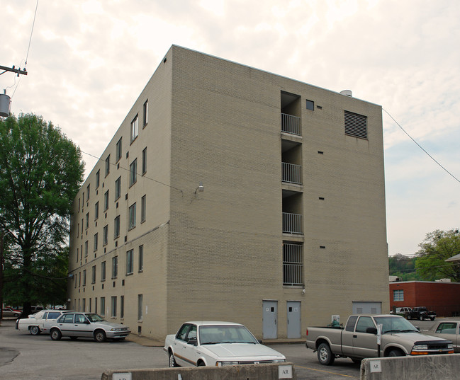 Brooks Manor in Charleston, WV - Building Photo - Building Photo