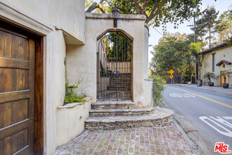 2880 Nichols Canyon Rd in Los Angeles, CA - Foto de edificio - Building Photo