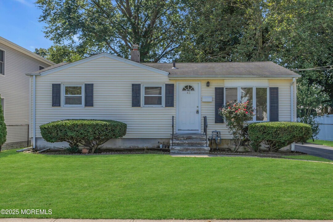 43 Barkalow Ave in Freehold, NJ - Building Photo
