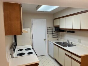 5701 Chapman Mill Dr, Unit #330 in North Bethesda, MD - Building Photo - Building Photo