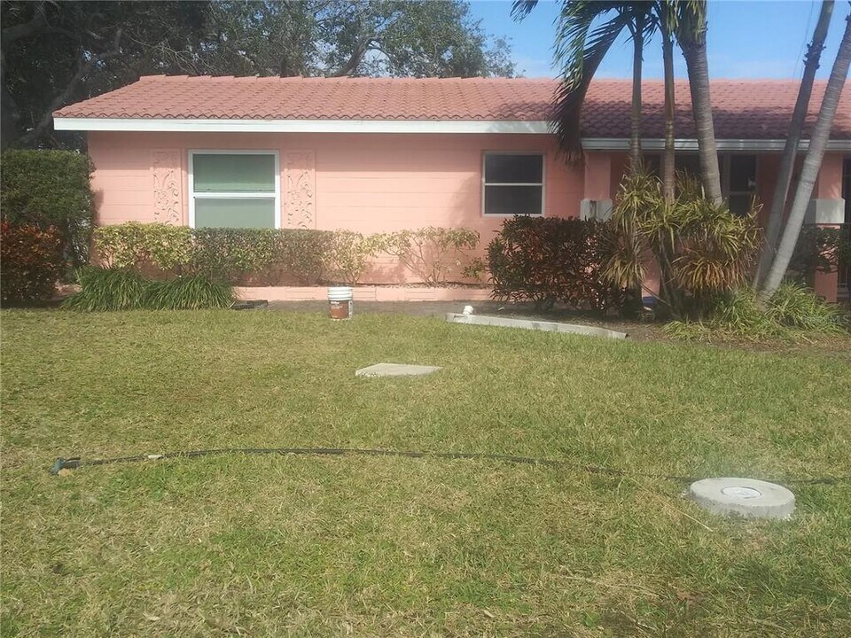 7897 3rd Ave S in St. Petersburg, FL - Building Photo