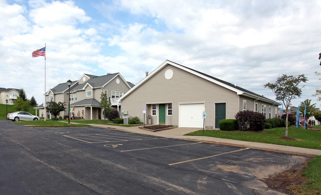 Evergreen Hills Apartments in Macedon, NY - Foto de edificio - Building Photo