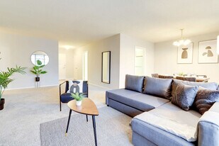 2111 Richmond Hwy in Arlington, VA - Building Photo