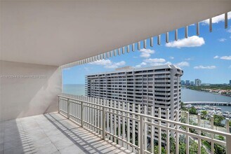 3 Grove Isle Dr, Unit C1606 in Miami, FL - Foto de edificio - Building Photo
