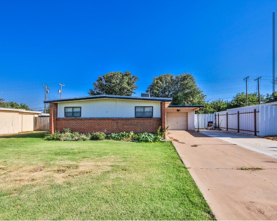 2521 63rd St in Lubbock, TX - Foto de edificio