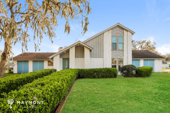 221 Edgewater Dr in West Columbia, TX - Building Photo