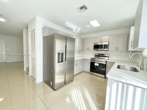 2056 NE 167th St in North Miami Beach, FL - Foto de edificio - Building Photo