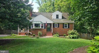 4021 Laurel Rd in Alexandria, VA - Building Photo