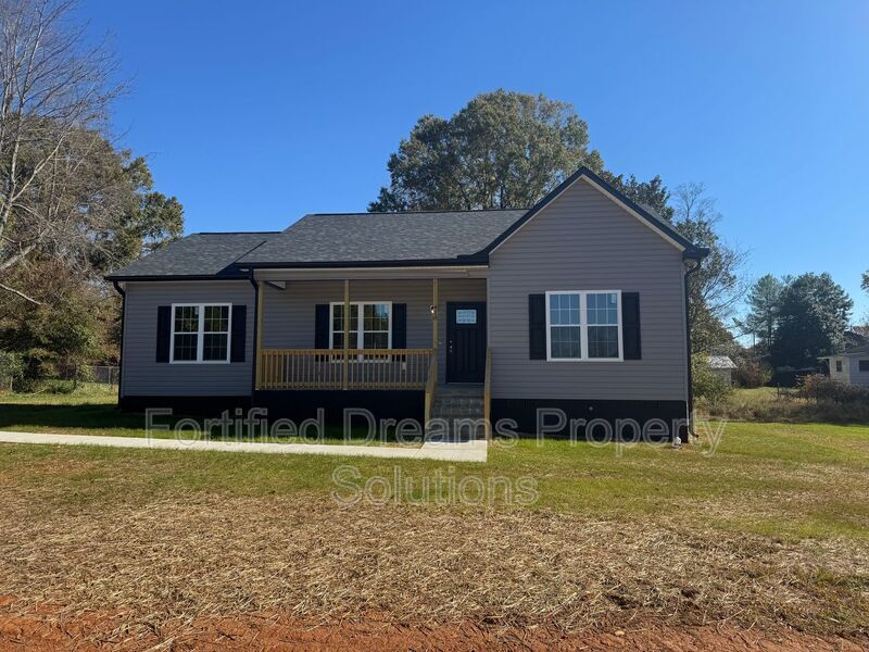 418 N Smith St in Liberty, NC - Building Photo