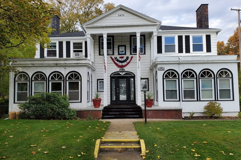 White House Apartments in Port Huron, MI - Building Photo