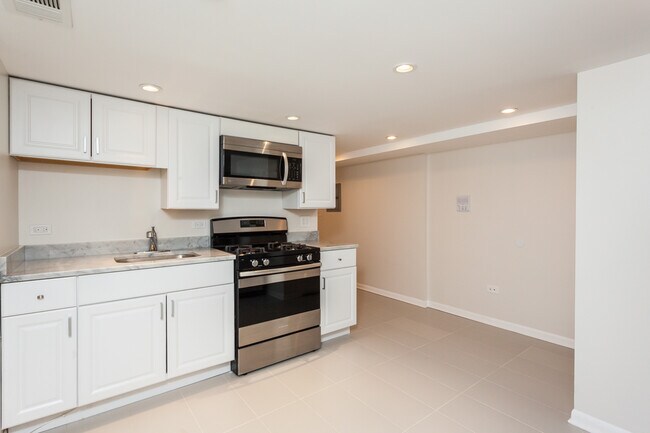 3604 W Roscoe St, Unit G in Chicago, IL - Building Photo - Building Photo