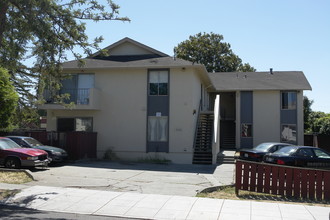 2468 Coolidge Ave in Oakland, CA - Building Photo - Building Photo