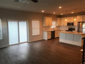 577 W Cato Springs Rd in Fayetteville, AR - Building Photo - Building Photo