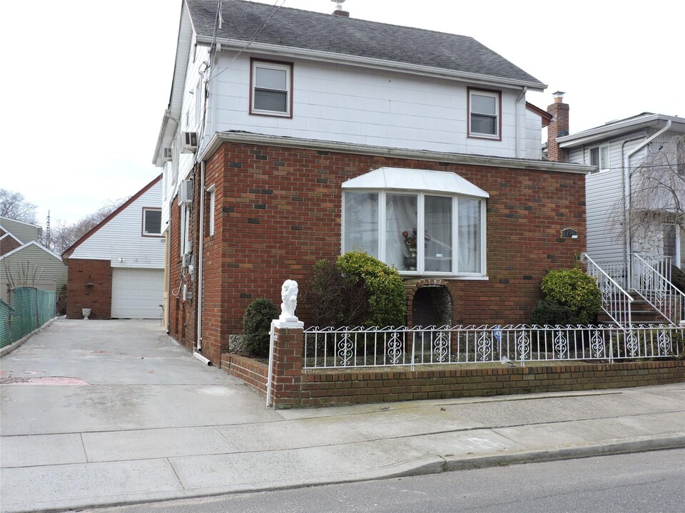 18 Leach St in Lynbrook, NY - Foto de edificio