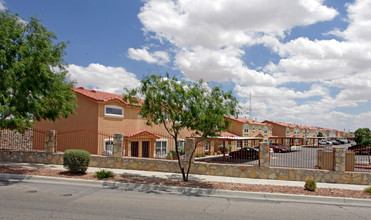 Cedar Oak Townhomes in El Paso, TX - Building Photo - Building Photo