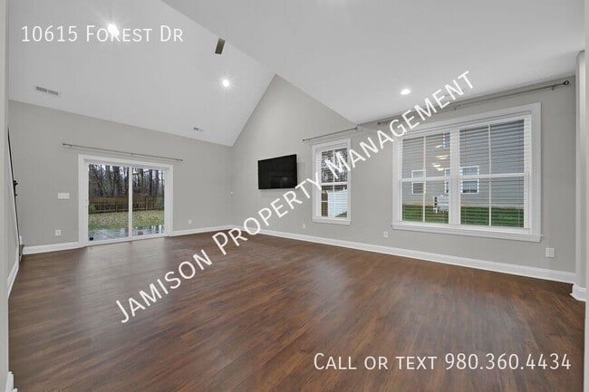 10615 Forest Dr in Matthews, NC - Building Photo - Building Photo