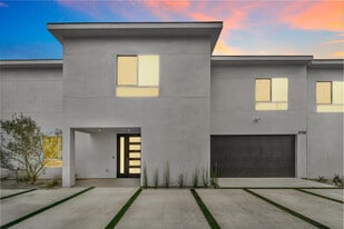 8702 North Silver Way in Northridge, CA - Building Photo
