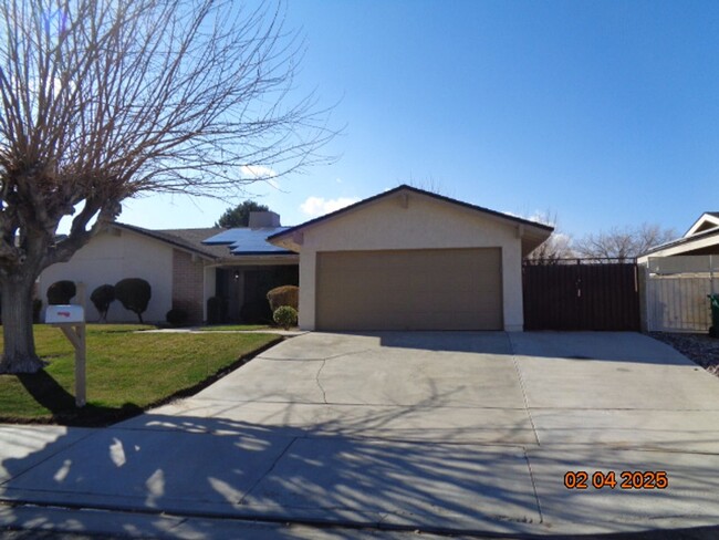 44141 Galion Ave in Lancaster, CA - Foto de edificio - Building Photo