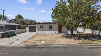 1135 W Pillsbury St in Lancaster, CA - Building Photo