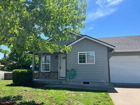 113 Blue Jay Loop in Creswell, OR - Building Photo
