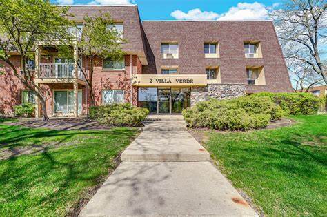2 Villa Verde Dr in Buffalo Grove, IL - Foto de edificio - Building Photo