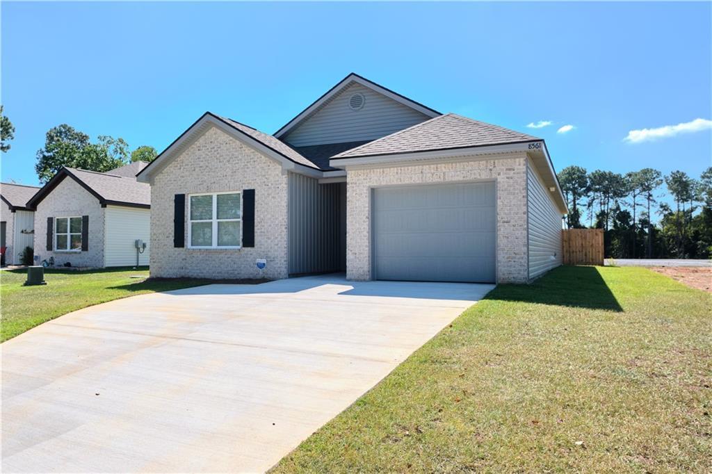8561 Clarke Rd in Mobile, AL - Foto de edificio