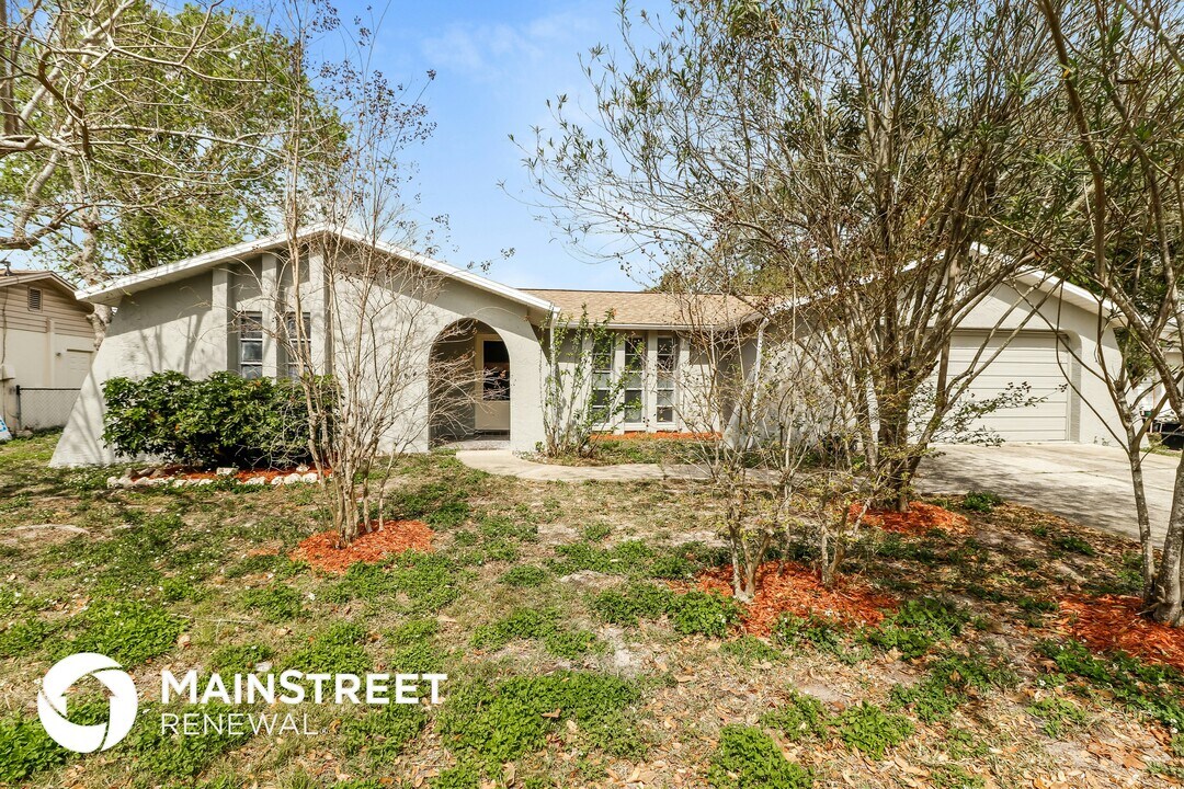 2105 Sugarbush Dr in Holiday, FL - Building Photo