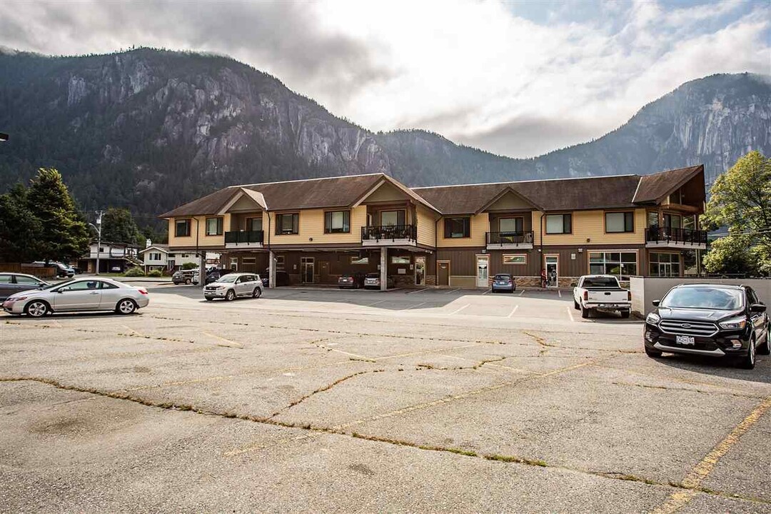 1909 Maple Dr in Squamish, BC - Building Photo