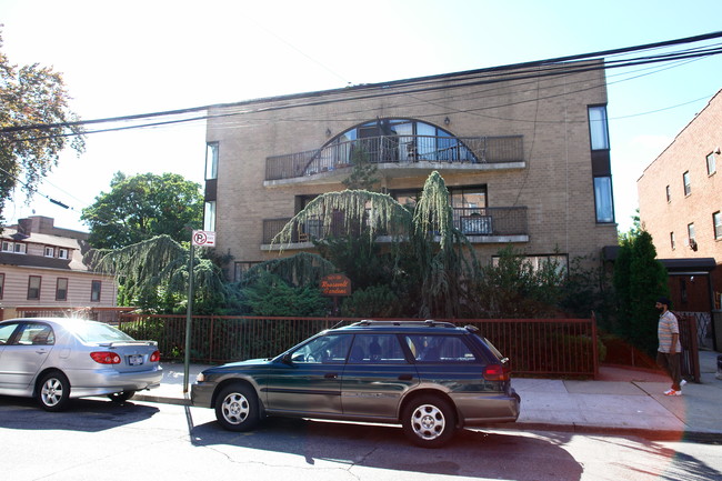 14726 Roosevelt Ave in Flushing, NY - Foto de edificio - Building Photo